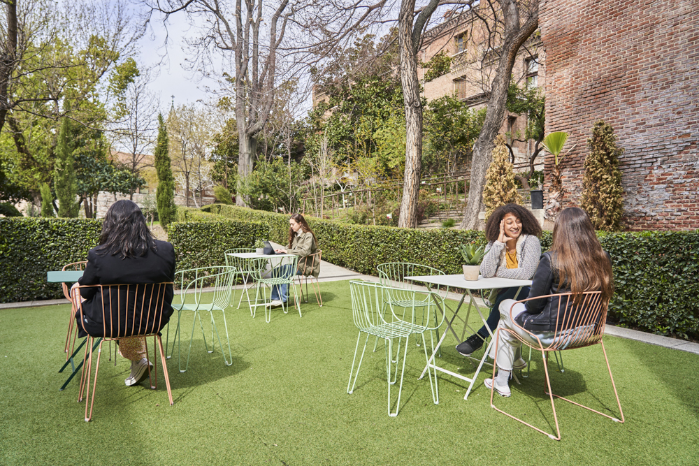 En los jardines de LOOM Tapices podrás llevar a cabo los mejores eventos al aire libre del centro de Madrid